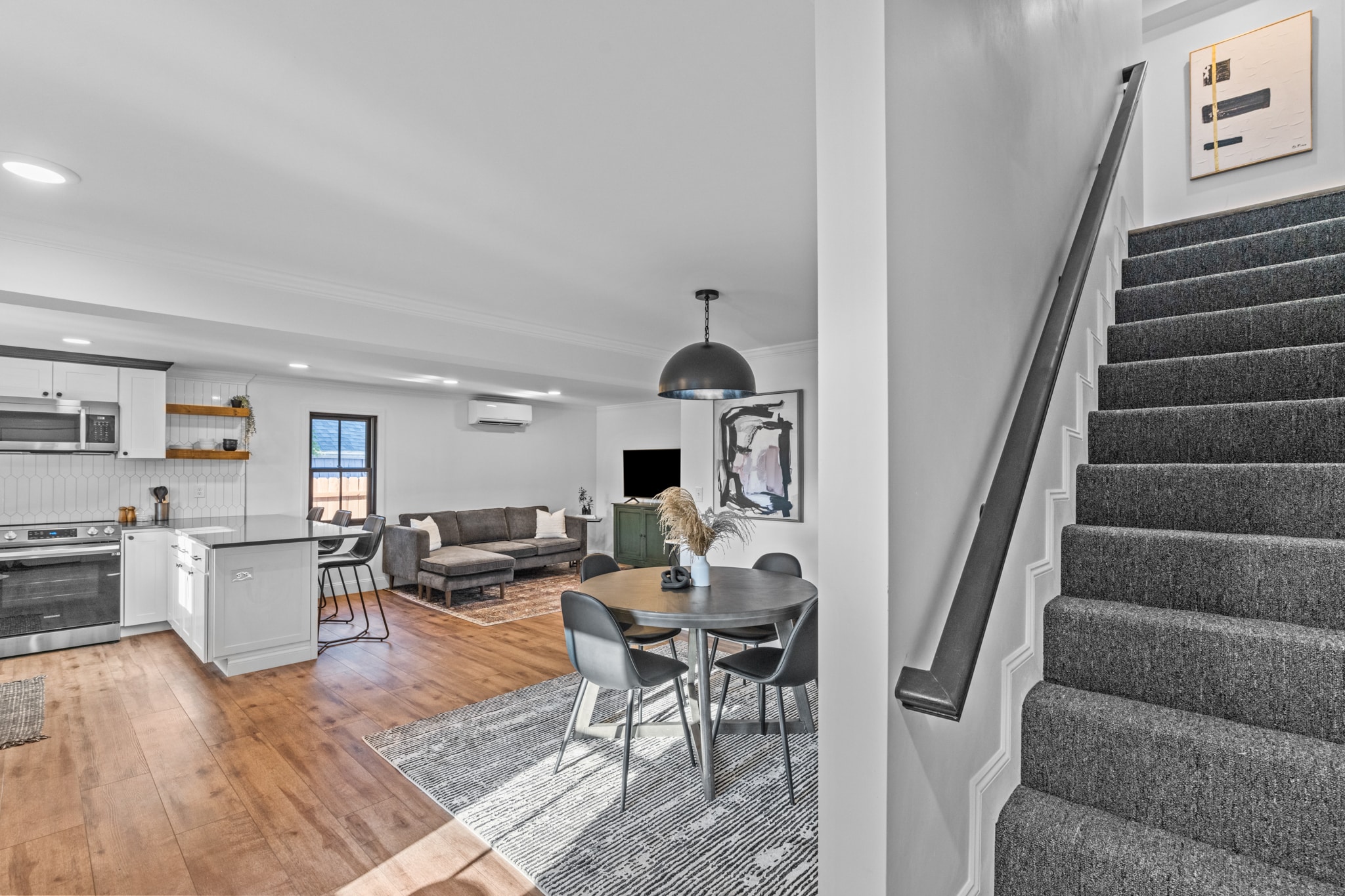 11- Kit_Din_LR_Stairs